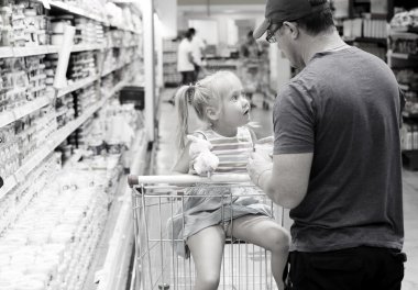 Baba ve kızı gıda satın