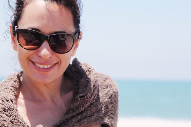 Kumsalda yürüyen güzel kadın