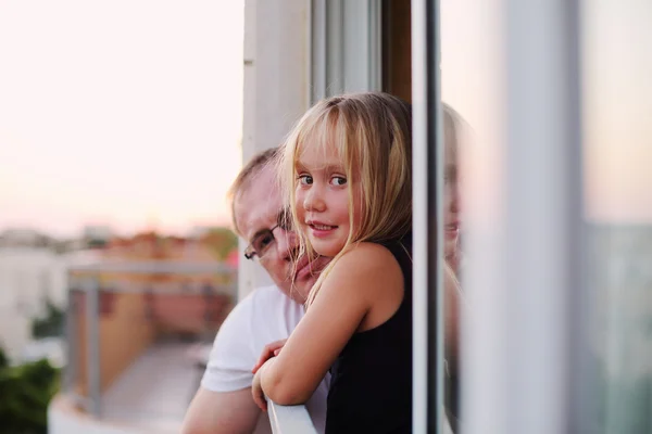 Carino ritratto di padre con sua figlia — Foto Stock