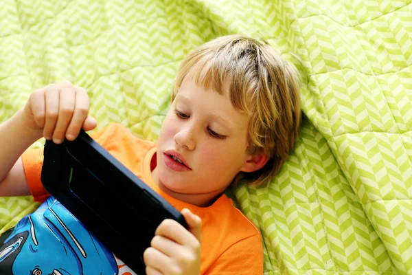 Sevimli çocuk laptop kullanma — Stok fotoğraf