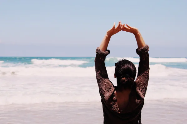 Belle femme sur la plage — Photo