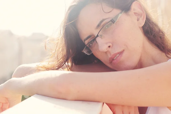 Vrouw op zonsondergang kleuren — Stockfoto