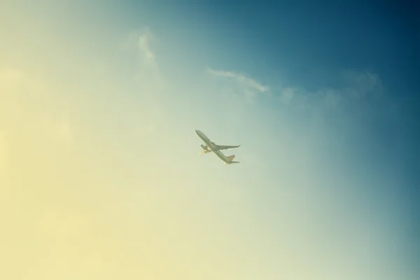 Vliegtuig vlieg in hemelachtergrond — Stockfoto