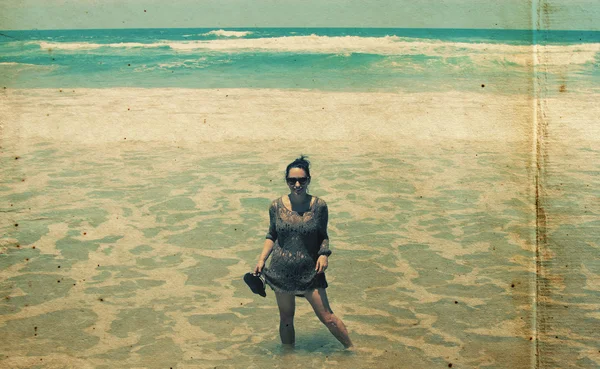 Kumsalda yürüyen genç bir kadın. — Stok fotoğraf