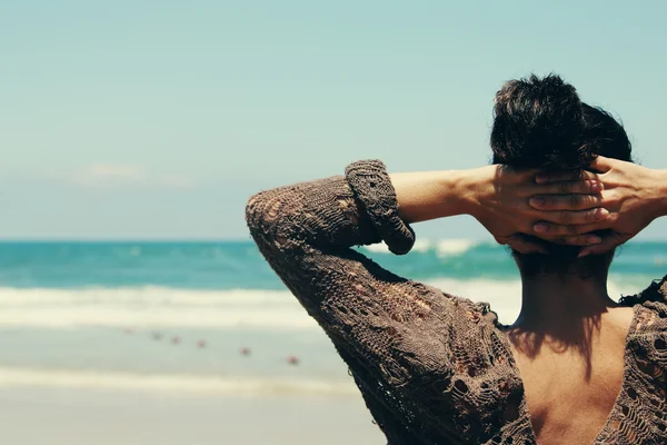 Schöne Frau am Strand — Stockfoto