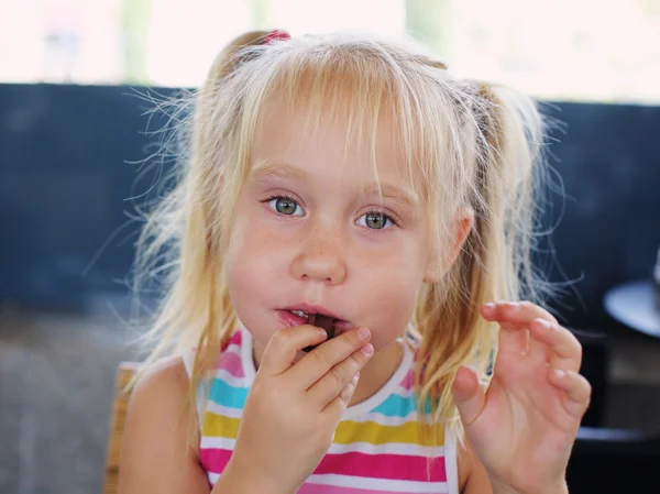 Portret van meisje eten chocolade — Stockfoto