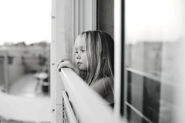 Meisje op zoek naar de straat — Stockfoto