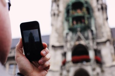 adam akıllı telefon tutarak ve fotoğraf yapma