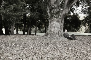 adam açık kitap okumak