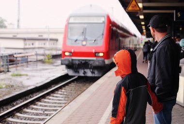 Baba ve tren istasyonu üzerinde duran çocuk