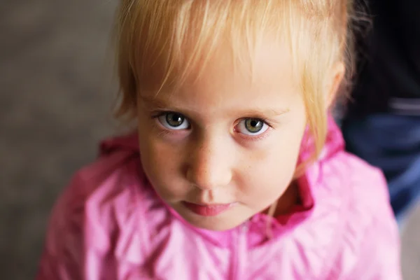 Grappige aborable meisje buiten — Stockfoto