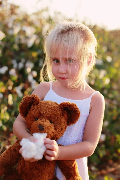 Dziewczyna stojąca w polu bawełny — Zdjęcie stockowe