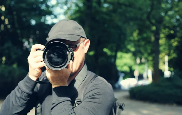 Jovem com câmera profissional — Fotografia de Stock