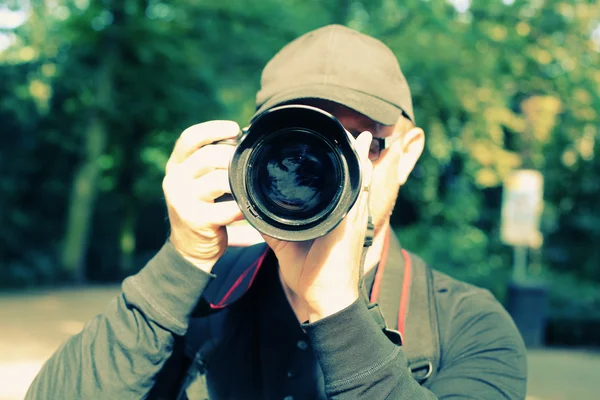 Jeune homme avec caméra professionnelle — Photo