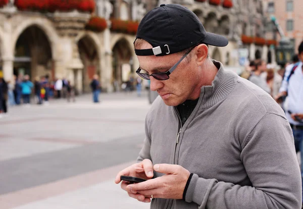 Mann hält Smartphone in der Hand — Stockfoto