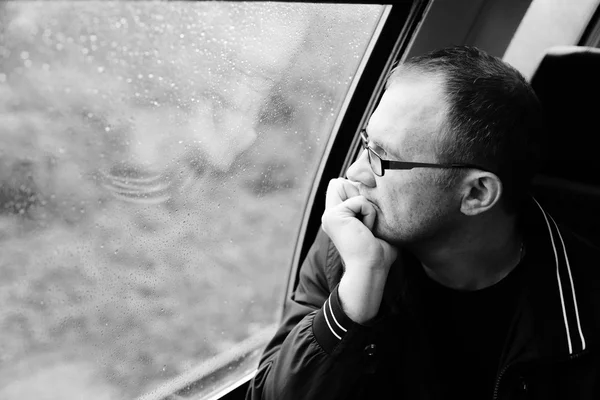 Hombre guapo en tren — Foto de Stock