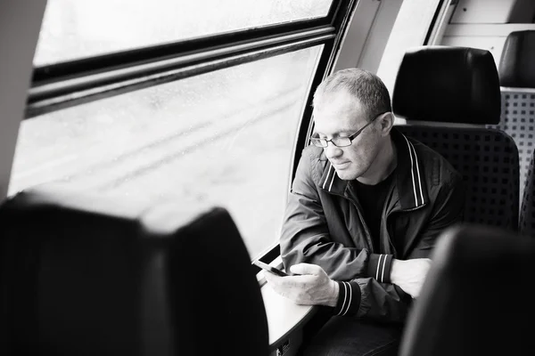 Handsome man holding smartphone and traveling — Stock Photo, Image