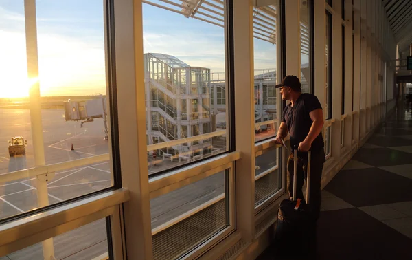 Businessman waiting for plane — Stock Photo, Image