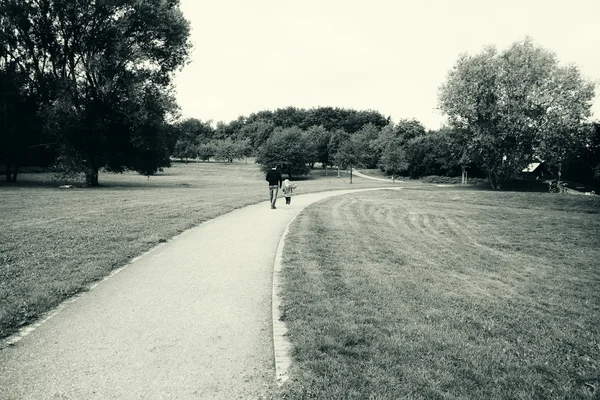 Apa és lánya sétálnak a parkban — Stock Fotó
