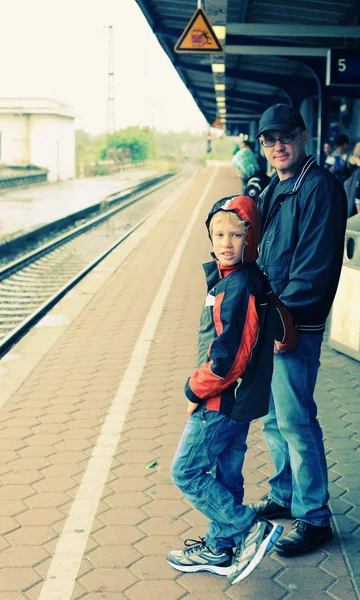 Padre e ragazzo in piedi sulla stazione ferroviaria — Foto Stock