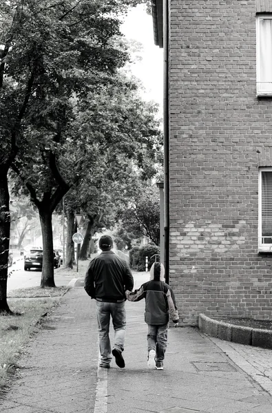 Padre e figlio camminano insieme — Foto Stock