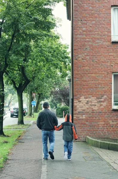 Far och son vandrar tillsammans — Stockfoto