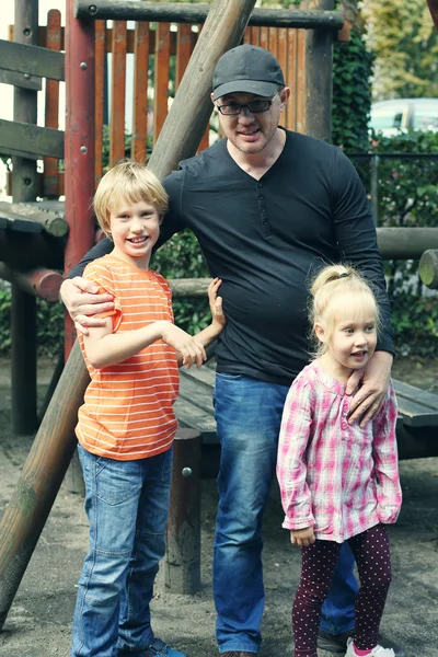 Père et enfants jouant — Photo