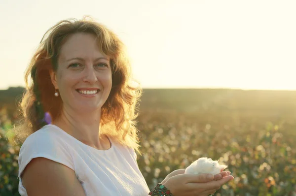 Beautiful woman at sunset — Stock Photo, Image