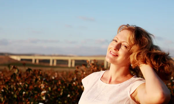 Hermosa mujer al atardecer —  Fotos de Stock