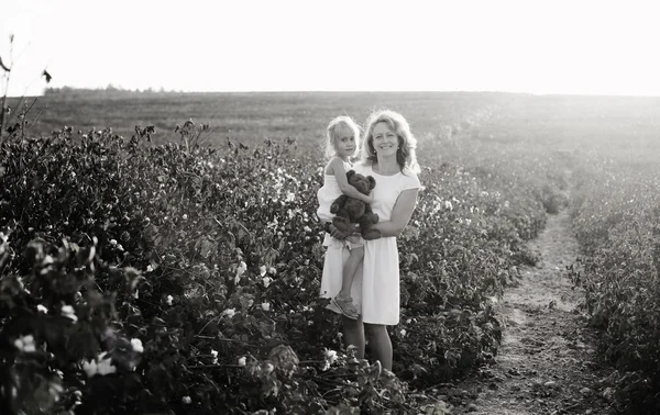 Mère heureuse avec fille sur le terrain — Photo