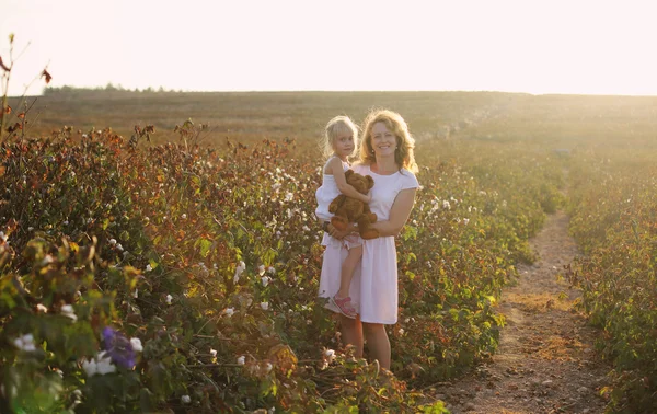 Mutlu anne ile kızı sahada — Stok fotoğraf