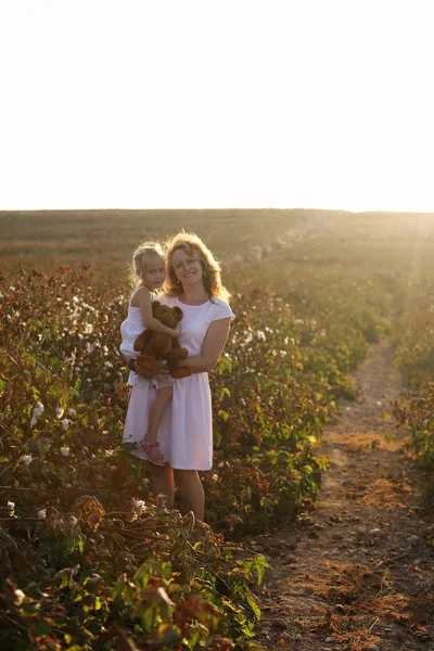 Glad mamma med dotter på fältet — Stockfoto