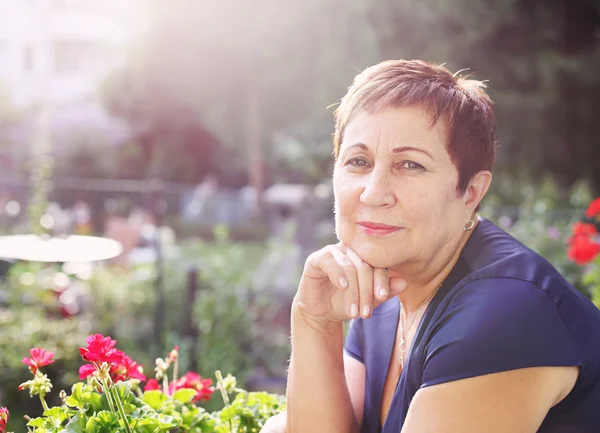 Gelukkig lachende senior vrouw — Stockfoto