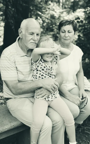 Abuelos con nietos en el parque —  Fotos de Stock