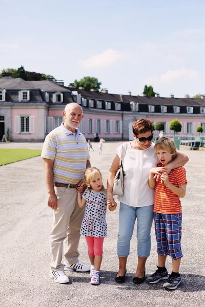 Abuelos con nietos en el parque — Foto de Stock