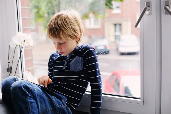 Kleine jongen spelen Tablet PC — Stockfoto