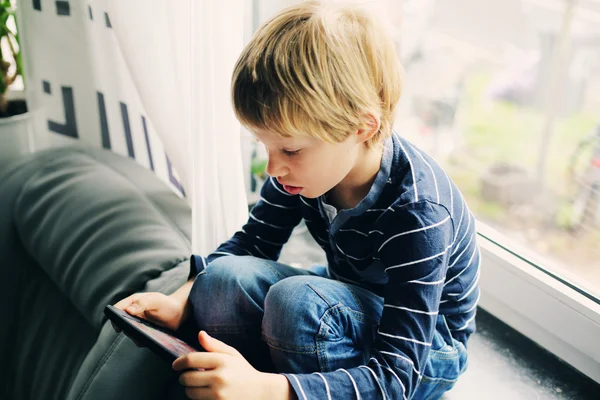 Kleiner Junge spielt Tablet — Stockfoto