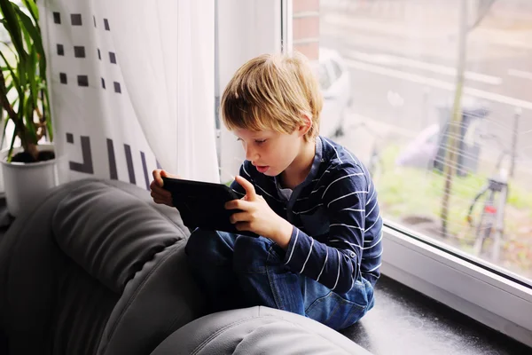 Kleiner Junge spielt Tablet — Stockfoto