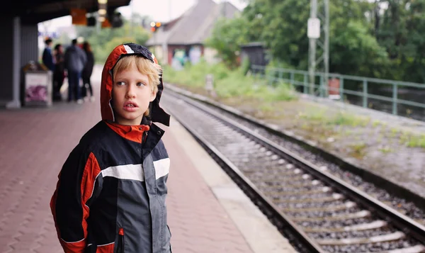 Malý chlapec stojí na nádraží — Stock fotografie