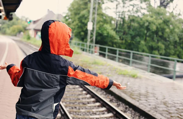 Tren istasyonu üzerinde duran küçük çocuk — Stok fotoğraf