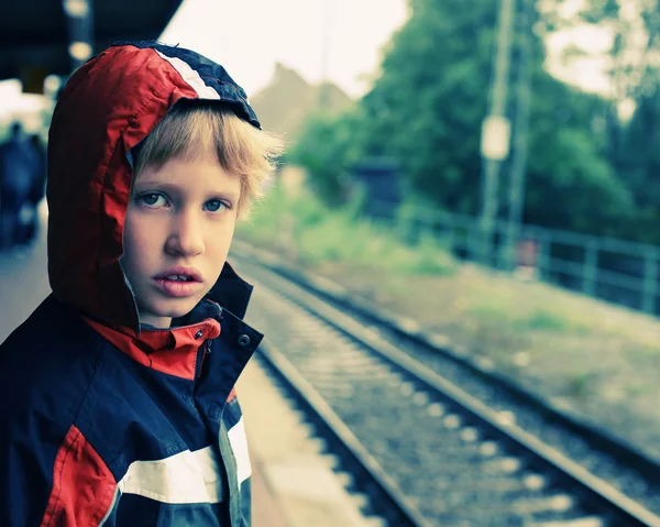 Kleine jongen staande op treinstation — Stockfoto