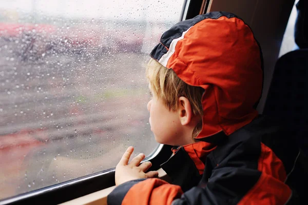 坐在火车的小男孩 — 图库照片