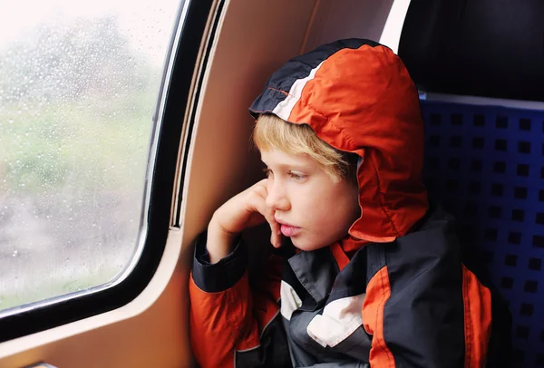 Niño sentado en el tren — Foto de Stock