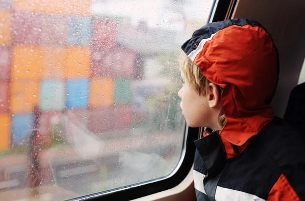 Niño sentado en el tren — Foto de Stock