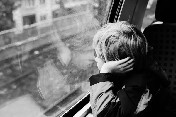 Menino sentado no trem — Fotografia de Stock