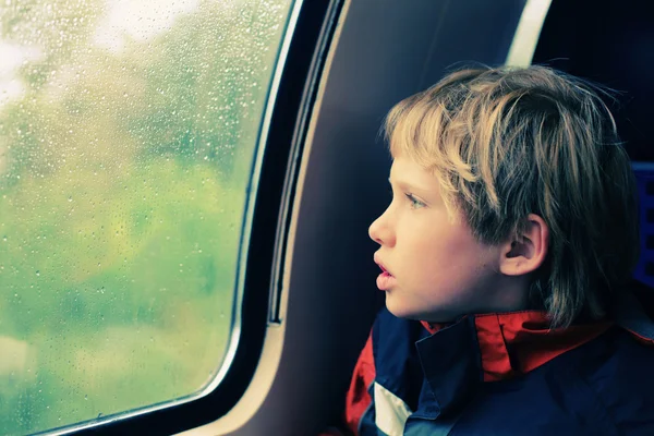 Petit garçon assis dans le train — Photo