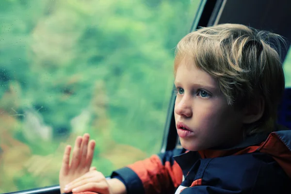 坐在火车的小男孩 — 图库照片