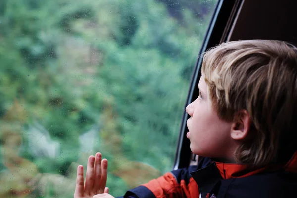 Мальчик сидит в поезде — стоковое фото