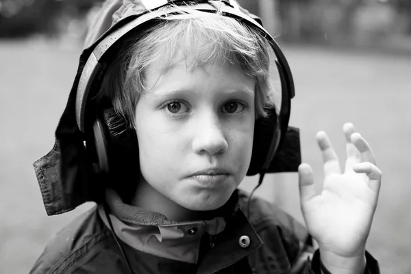 Carino autistico ragazzo con le cuffie — Foto Stock