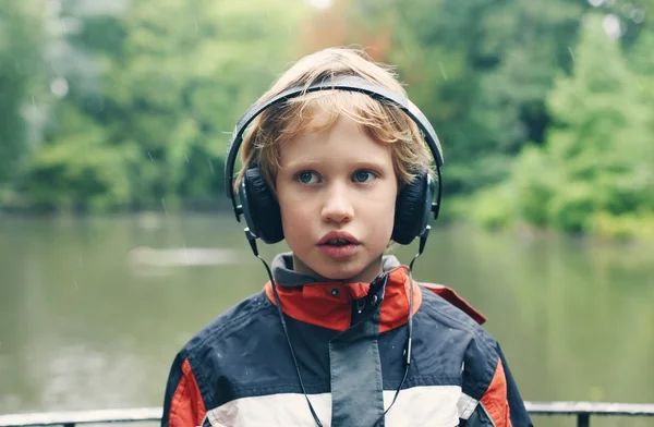 Leuke autistische jongen met koptelefoon — Stockfoto